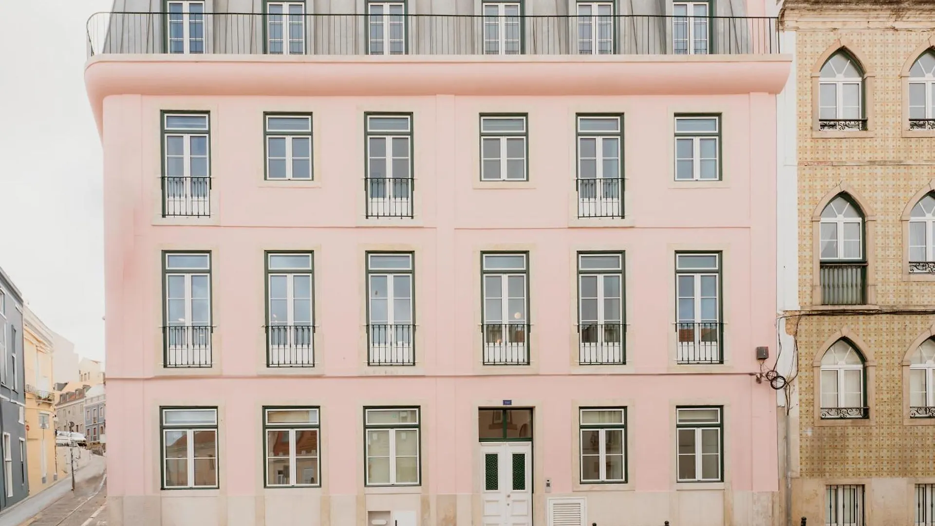 Mary Pink - No Rc C - Amazing Two-Bedroom Apartment Lisbon 0*,  Portugal